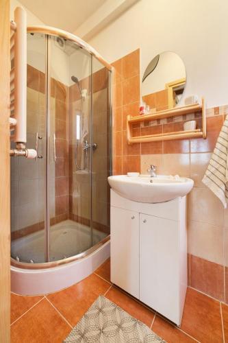 2 bedrooms, 5 beds