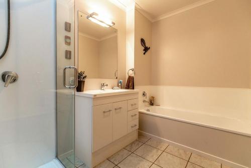 Sunsets by the Beach Waterfront Sleeps 8 in Te Puru