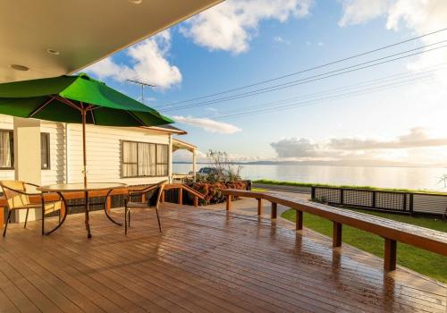 Sunsets by the Beach Waterfront Sleeps 8 in Te Puru