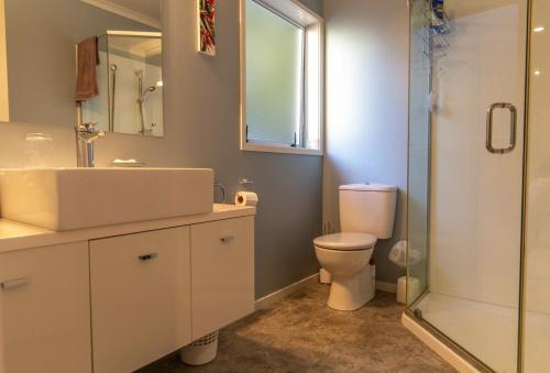 Sunsets by the Beach Waterfront Sleeps 8 in Te Puru