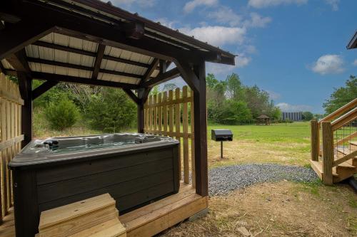 Lazy Cub Camp by American Patriot Getaways in Mt Zion