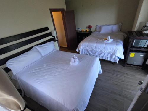 2 queen beds