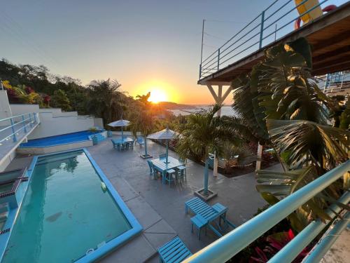Lunas View Hotel and Restaurant in Coxen Hole