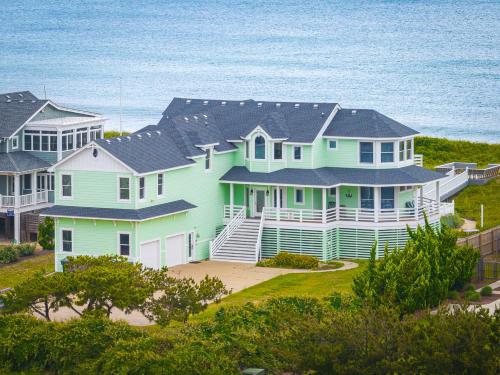 K2006 Castle in the Sand - Oceanfront, Pool, Hot Tub, Media Room, Elevator, Your Luxury Getaway