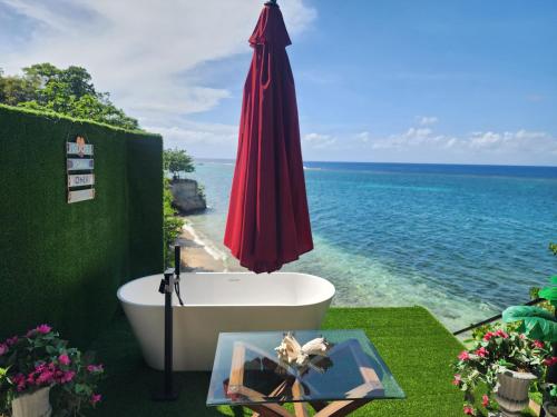 Beach house minutes from Ochi Rios and Ian Fleming airport near Ian Fleming internasjonale lufthavn