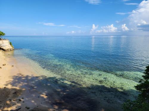 Beach house minutes from Ochi Rios and Ian Fleming airport near Ian Fleming internasjonale lufthavn