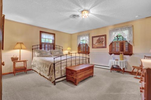 Spacious Antique Charm Home by Leavetown Vacations - image 8