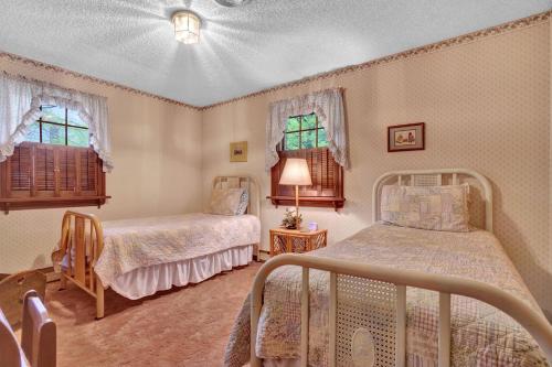 Spacious Antique Charm Home by Leavetown Vacations - image 12