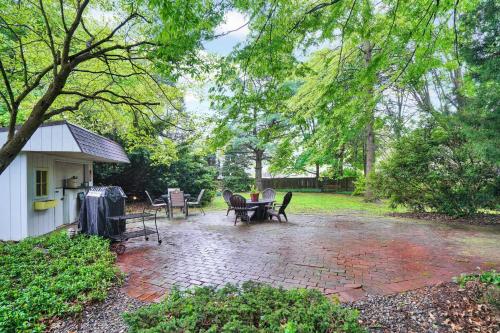Spacious Antique Charm Home by Leavetown Vacations - image 2