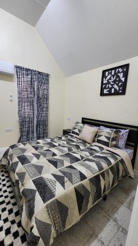 The City Escape - Central and Cozy - image 3