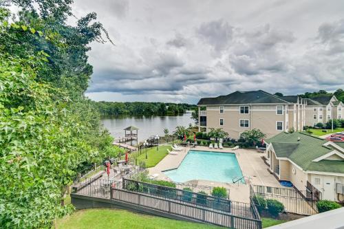 Fayetteville Autumn Escape Lake Views and Home Gym