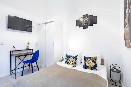 Central Comfort with a Chic Touch - image 8