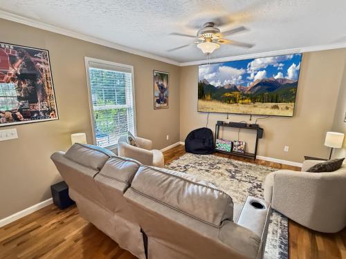 . Comfy King Bed Townhouse with Outdoor Sitting Area