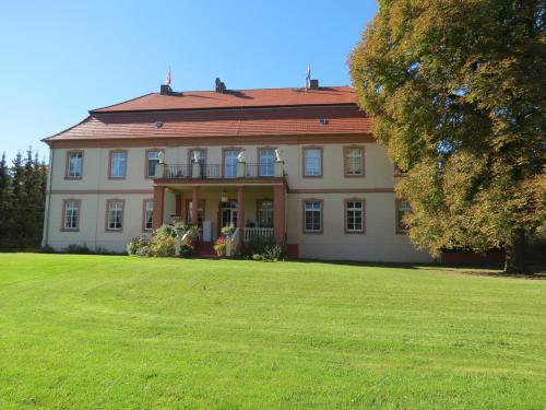Schloss Lohm - Tap to explore photos