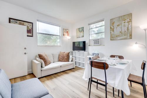 Steps to Food & Shops: Cozy Condo in Jacksonville!
