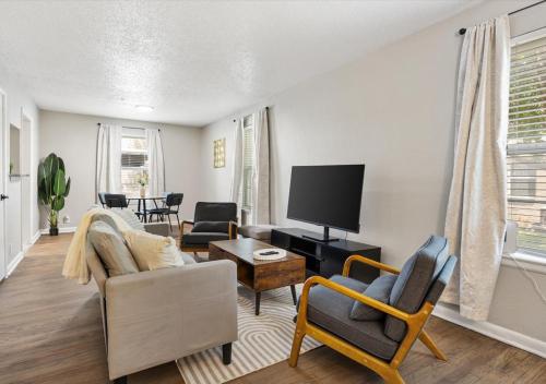 Vendégszoba, Upscale 2BD Townhouse in Dallas with Pool, Laundry, Desk in Oak Lawn