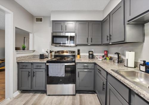Konyha, Upscale 2BD Townhouse in Dallas with Pool, Laundry, Desk in Oak Lawn