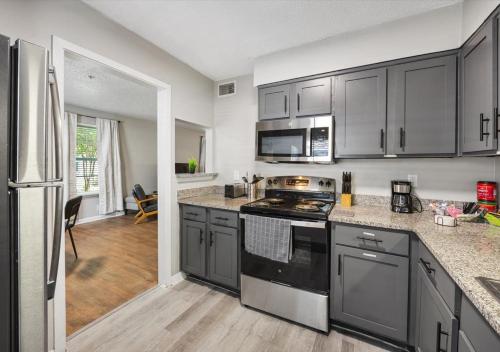 Konyha, Upscale 2BD Townhouse in Dallas with Pool, Laundry, Desk in Oak Lawn
