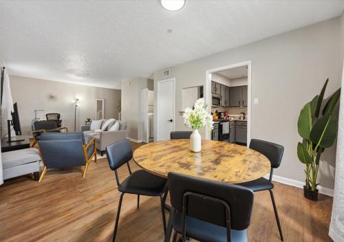 Létesítmények, Upscale 2BD Townhouse in Dallas with Pool, Laundry, Desk in Oak Lawn