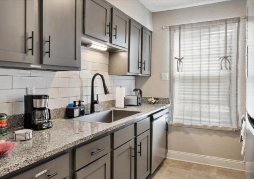 Konyha, Upscale 1BD King Suite with Pool, Laundry, Desk, Parking in Oak Lawn