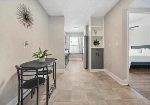 Létesítmények, Upscale 1BD King Suite with Pool, Laundry, Desk, Parking in Oak Lawn