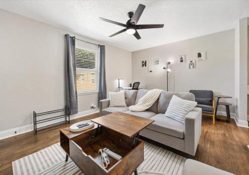 Létesítmények, Upscale 1BD King Suite with Pool, Laundry, Desk, Parking in Oak Lawn
