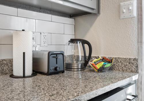 Konyha, Upscale 1BD King Suite with Pool, Laundry, Desk, Parking in Oak Lawn