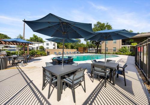 Úszómedence, Upscale 1BD King Suite with Pool, Laundry, Desk, Parking in Oak Lawn