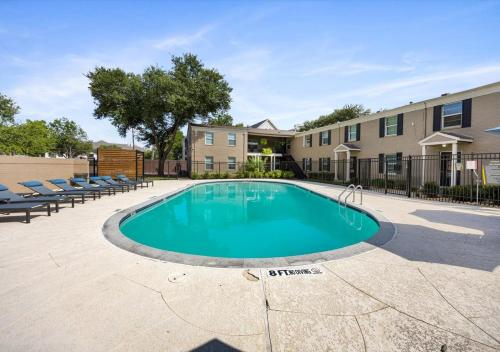 A szálláshely kívülről, Upscale 1BD King Suite with Pool, Laundry, Desk, Parking in Oak Lawn