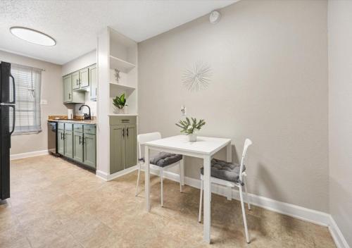 Удобства, Upscale 1BD Queen Suite with Pool, Laundry, Desk, Parking in Оак Лаун