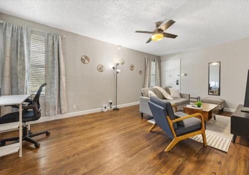 Upscale 1BD Queen Suite with Pool, Laundry, Desk, Parking in Оак Лаун