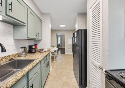 Кухня, Upscale 1BD Queen Suite with Pool, Laundry, Desk, Parking in Оак Лаун