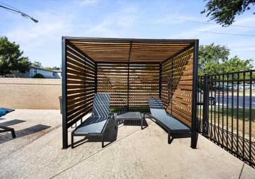 Бассейн , Upscale 1BD Queen Suite with Pool, Laundry, Desk, Parking in Оак Лаун