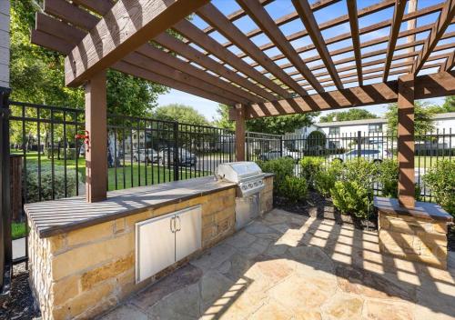 Бассейн , Upscale 1BD Queen Suite with Pool, Laundry, Desk, Parking in Оак Лаун