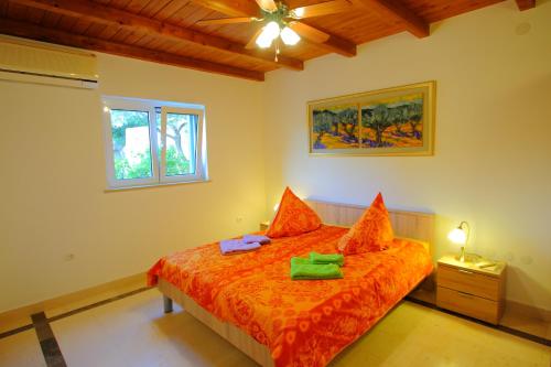 Three-Bedroom House with Terrace and Sea View image 10