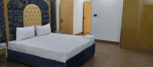 Grand Royal Hotel - image 2