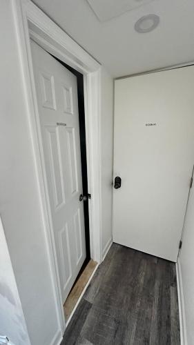 Modern & cozy Room in Queens near Train station and buses in Queens