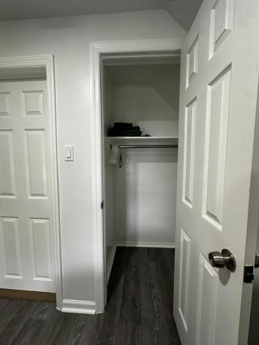 Modern & cozy Room in Queens near Train station and buses in Queens