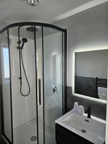 Room by the golf course with ensuite an Spa in Shirley