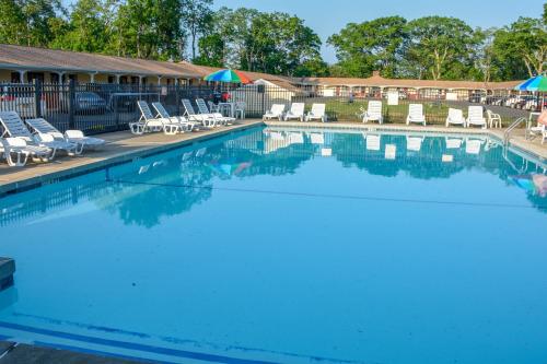 Swimming pool, Atlantic Inn and Suites - Wall Township in Wall (NJ)