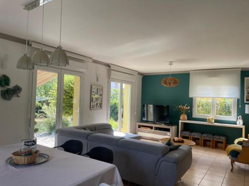 Villa "La Tourelle" avec piscine privée (Villa "La Tourelle" avec piscine privee) in อาเกอโน