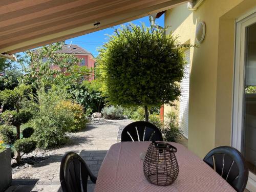 Villa "La Tourelle" avec piscine privée (Villa "La Tourelle" avec piscine privee) in อาเกอโน