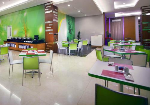 Restaurant, Favehotel Padjajaran Bogor in Bogor