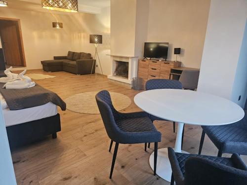 2 bedrooms, 4 beds