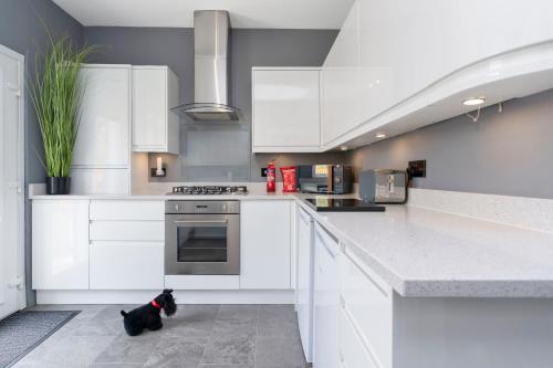 Crewe Apartment - Stylish 2 bedroom apt, Garden, Free parking, Edin City, Эдинбург (фото 7)
