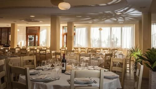 Salón de banquetes, Hotel Raffael in Sardinia