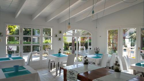 Restaurant, MR Hotelet de la Racona & Apartments in Las Rotas Beach