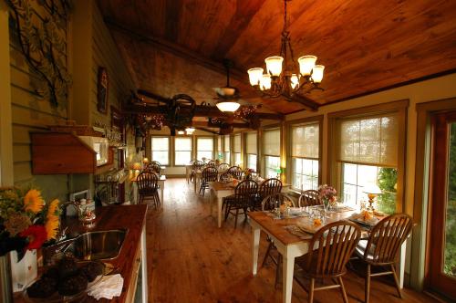 1825 Inn Bed and Breakfast - 편의 시설/서비스