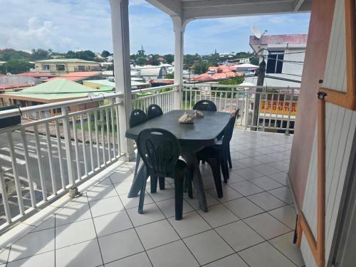 Appartement ideal, a deux pas de la mer, de la gare maritime et du centre-ville in Saint Francois