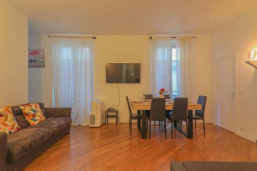2 Bedroom Apartment-8P-Madeleine With Netflix - main image